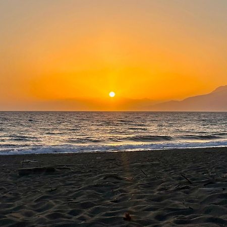 Komos Beach Estate Каламаки Экстерьер фото